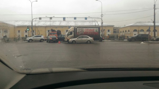 На перекрестке Обводного канала и Митрофаньевского ш. Адский замес из 4 авто, жутко мешают проезду, ...