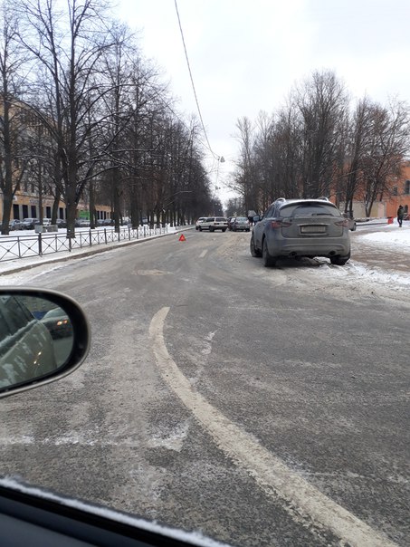 Столкнулись на Гастелло 15, в сторону Гагарина не проехать, заняли всю дорогу.