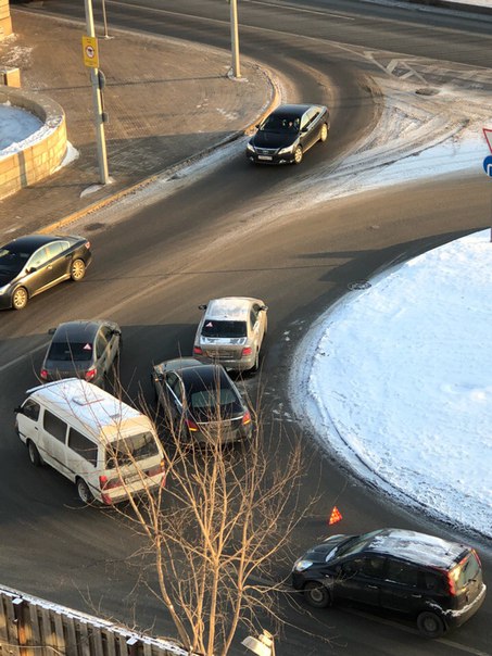 Произошло ДТП на повороте под мост , водитель девушка мерседеса не соблюдая дистанцию ударила в задн...