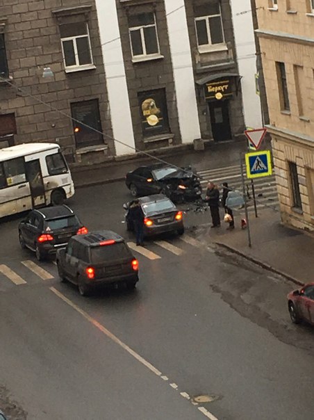 На перекрестке Б. Сампсониевского и Выборгской улицы удар был громкий, больше, из окна глядя,ничего ...