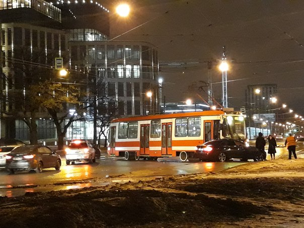 На Кушелевке сошлись трамвай и легковушки.