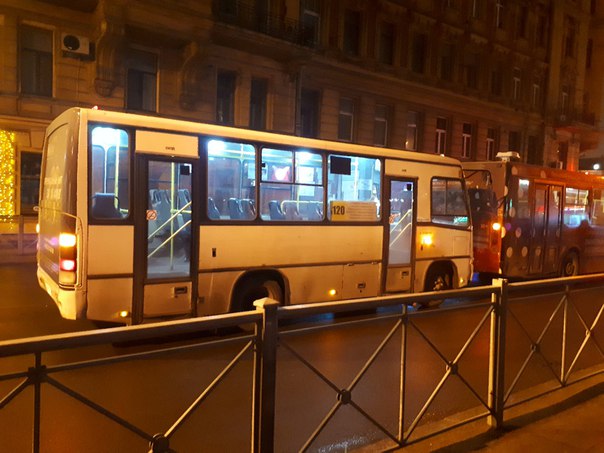 На Чкаловском проспекте 191 автобус догнала 120 маршрутка