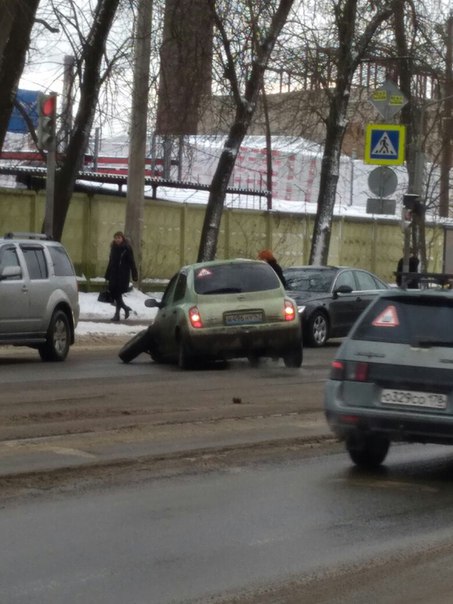 Угол Елизарова и Обуховской. Solaris снёс перед зелёному. Стоят трамваи в сторону Ал. Невского.