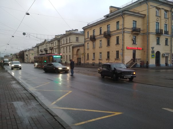 На Среднеохтинском, в створе улицы Александра Ульянова, ДТП, стоят на трамвайных путях