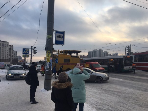 Движение по Бухарестской в сторону проспекта Славы от Димитрова перекрыто. Один встал поперёк ремонт...