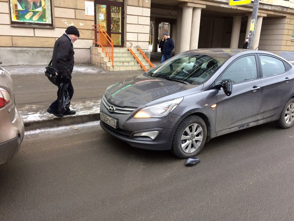 Примерно в 13:30 на Энгельса эвакуатор вплотную подъехав к припаркованным автомобилям, сломал зеркал...