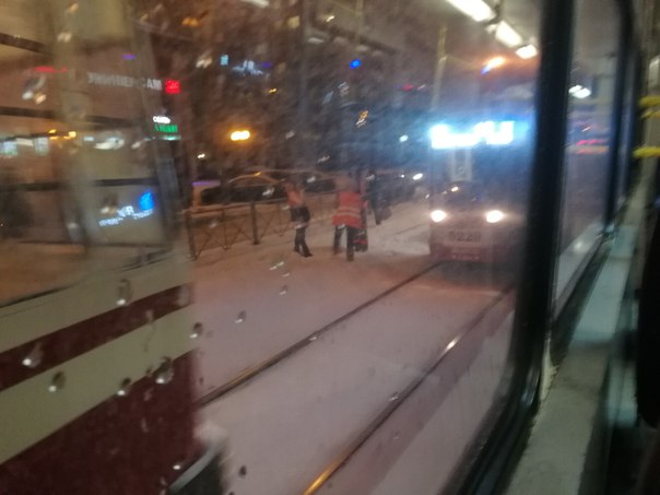 На Авиаконструкторов стоят трамваи в сторону Шаврова до остановки "Торговый центр".
