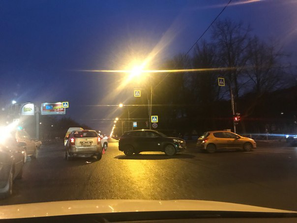 ДТП из 4х машин, на пересечении проспекта Ю.Гагарина и Фрунзе. Собирается пробка