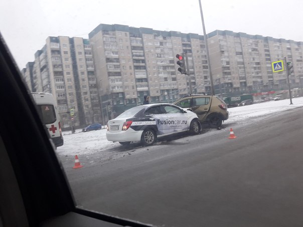 К двум столкнувшимся автомобилям на перекрёстке Планерной и Богатырского приехала Скорая