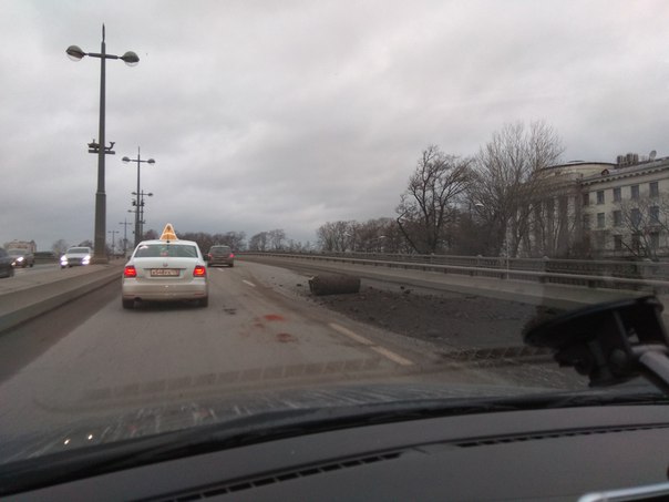 Ушаковский мост, 12:15. В правой полосе рассыпана земля.