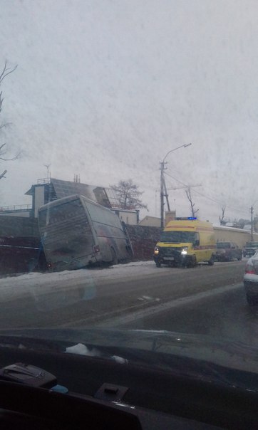 На въезде в Янино-1, напротив ПЕТРОСПОРТа, автобус в кювете и врезался в забор, реанимация только пр...