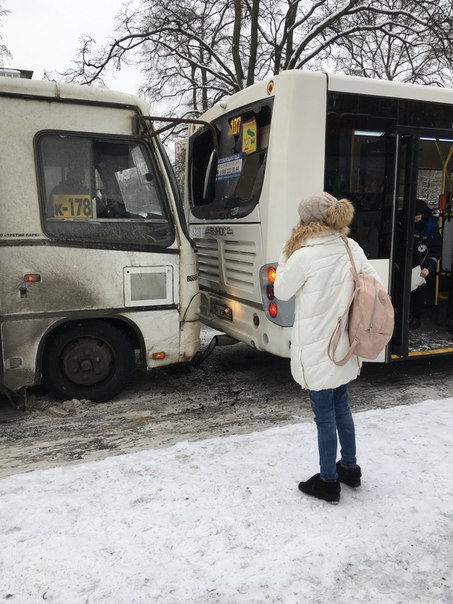 На углу Замшиной улицы и проспекта Металлистов 178 маршрутка врезалась в 107 автобус.
