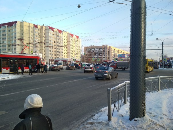 На перекрестке Просвещения и Художников авария прям на путях, трамваи стоят в оба направления