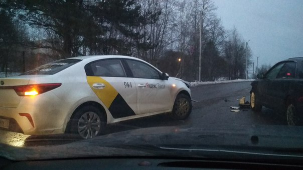 У д.Корабсельки Яндекс таксист на Киа ехал в сторону города и внезапно решил развернуться через спло...