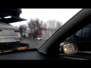 На Московском шоссе у ленты пробка. Фура перегородила все полосы.
