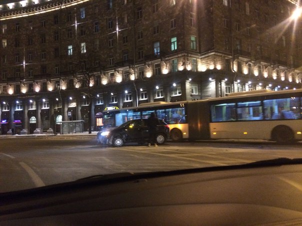 На Комсомольской площади встретились на круговом движении Mazda с Киа Такси