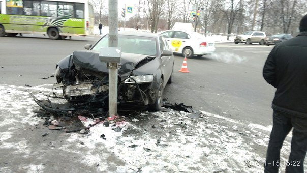 Авария на перекрестке Бассейной и Новоизмайловского. Реанимация на месте, пробки нет.