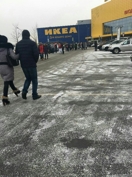 Икеа в Меге Дыбенко эвакуировали. Посетители выходят на улицу.