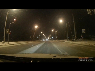 В 22:40 на Петергофском шоссе у поворота на ЛЭМЗ водитель пролетел на красный , а на другой стороне...