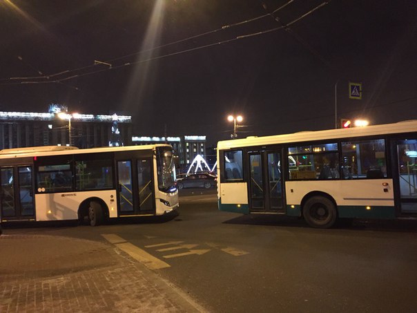При повороте с Московского проспекта на Ленинский, автобус встал, из середины что-то вытекает, созда...