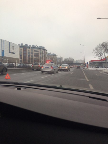 На Приморском шоссе произошло ДТП, рядом с салоном Киа. Проезду почти не мешают.