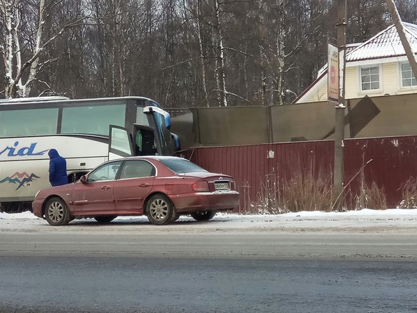 На въезде в Янино-1, напротив ПЕТРОСПОРТа, автобус в кювете и врезался в забор, реанимация только пр...