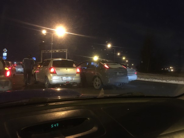 Три машины столкнулись на Ватрушке Софийской и Колпинского шоссе, у поворота на Колпино,