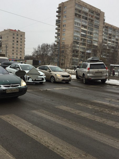 Сломали светофор на перекрёстке Бухарестской и пр. Славы