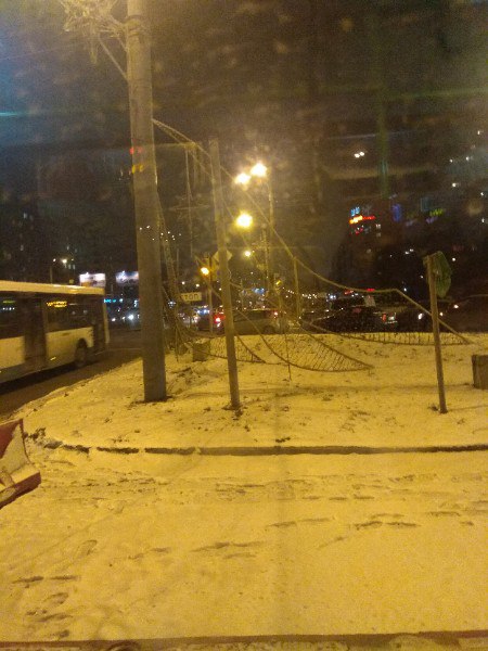 Не работают светофоры на перекрестке проспекта Славы и Бухарестской улицы.