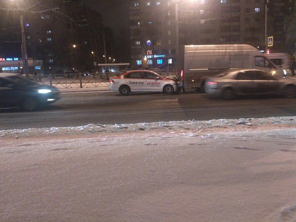 Девушка за рулём такси не успела затормозить на улице Коллонтай перед светофором у Клочкова переулка...