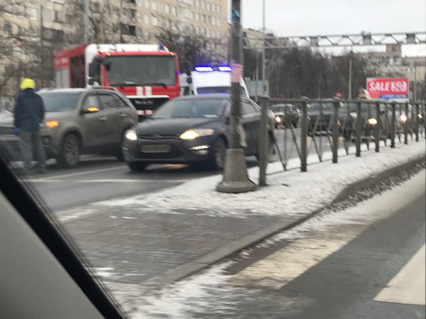 ДТП на перекрёстке Дунайского и Купчинской. Не ясно для чего столько служб приехало.