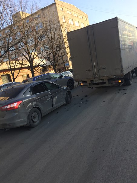 Пробка будет , жалко фордика ! Не поделили дорожную полосу . Стоят ждут ДПС ! С Ленинского на Кубин...