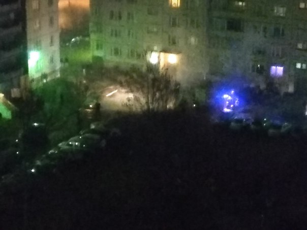 Колпино, горит машина во дворе Московской 11 и Оборонной 10