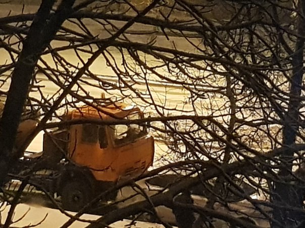 Ночью на Коллонтай 41/1 снегоуборочная машина сделала паровозик.