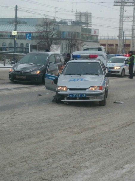 На проспекте Добролюбова у метро Спортивная Форду в ДТП оторвали колесо, ДПС на месте