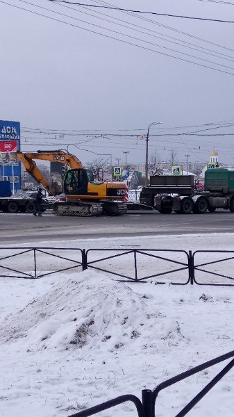 Экскаватор свалился с трала на перекрестке Бухарестской и О. Дундича.