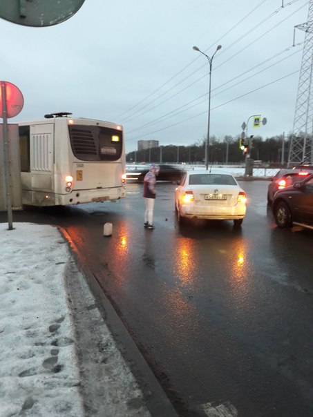 У жемчужной плазы автобус и поло перекрыли движение по Петергофскому шоссе в сторону Автово