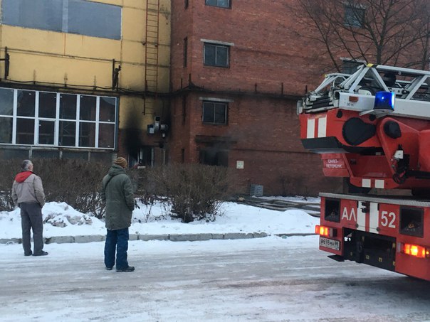 На улице Коммуны 67 горит мебельная фабрика.