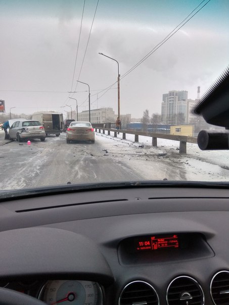 На Кушелевской дороге, в сторону Гражданки, над ЖД. Гольф поскользнулся. На спуске голый лёд , тормо...