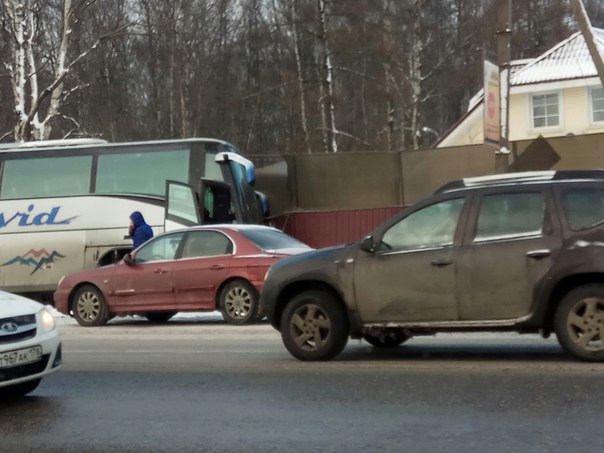 На въезде в Янино-1, напротив ПЕТРОСПОРТа, автобус в кювете и врезался в забор, реанимация только пр...