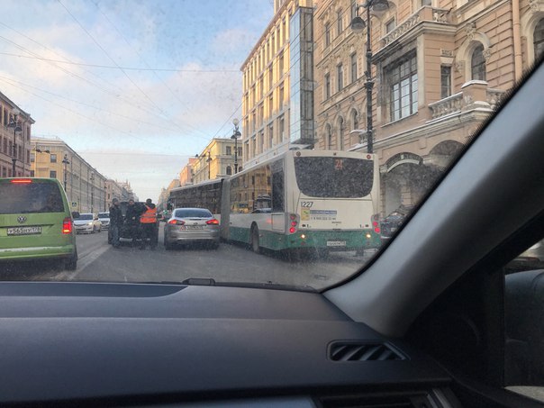 Невский проспект, 146. В сторону центра. ДТП с автобусом и двумя легковыми. Заняли все полосы. Вероя...