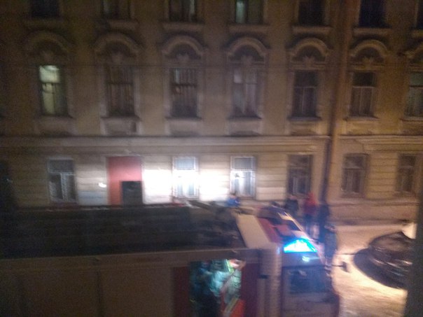 На Петроградке в доме 9 по улице Полозова пожар. Жильцов эвакуируют.