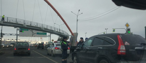 Таллинское шоссе из города, на светофоре у поворота к магазину Лента. Притерлись напротив поста ГИБД...