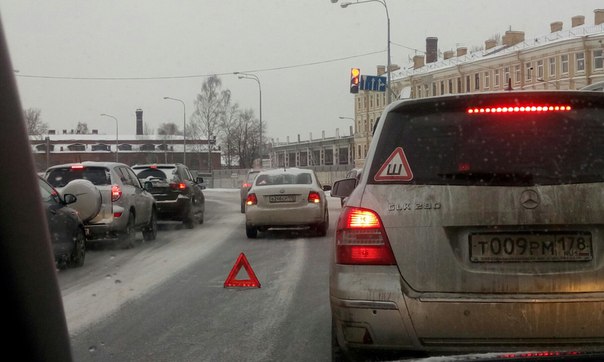 Типичная скользкая авария на Свердловской набережной перед улицей Ватутина