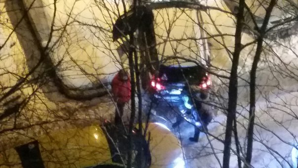 Во дворе дома 22К2 на Проспекте Просвещения, девушка на черненькой протирает бампер дяденьке на желт...