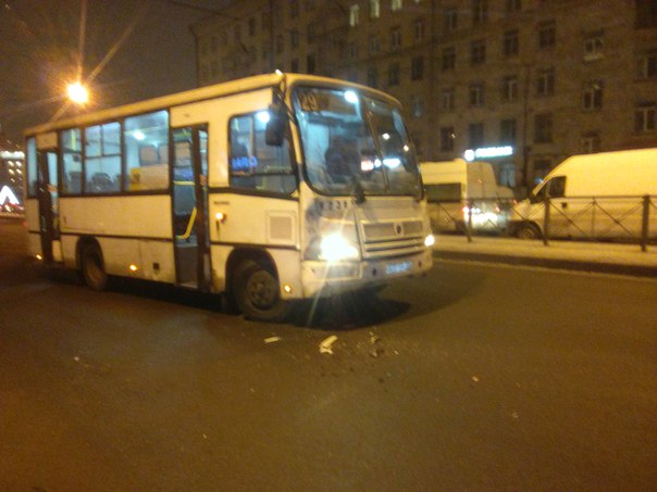 Сегодня утром столкнулись 29-ый с 31-ым на первом повороте от метро Московская, то бишь Ленинский пр...
