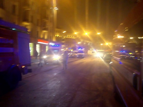 На Перекопской улице в доме 3, на 2 этаже горит квартира! 35 человек эвакуировано, 7 человек постра...