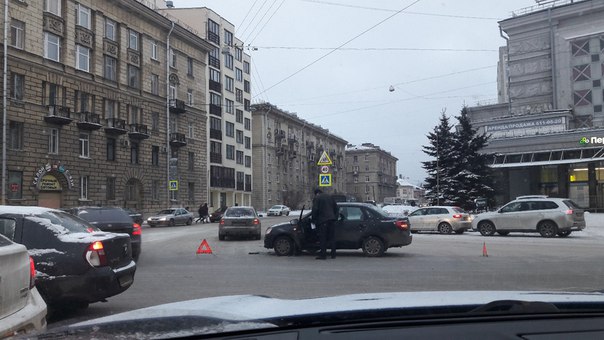 Проезд по площади Калинина рядом с Гигант Холлом не получился у двух водителей , один спешил на Лаб...