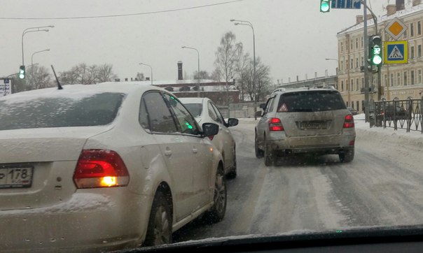 Типичная скользкая авария на Свердловской набережной перед улицей Ватутина
