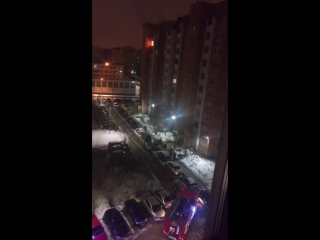 В Красногвардейском районе в доме 33/1на проспекте Косыгина горит квартира. Пожарным не проехать(...